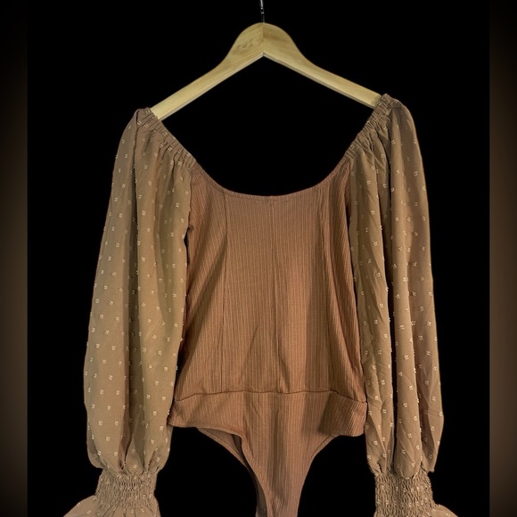 Textured sleeve‎ Amber/Carmel colored Women's bodysuit🌸🌸NWOT - Picture 3 of 3
